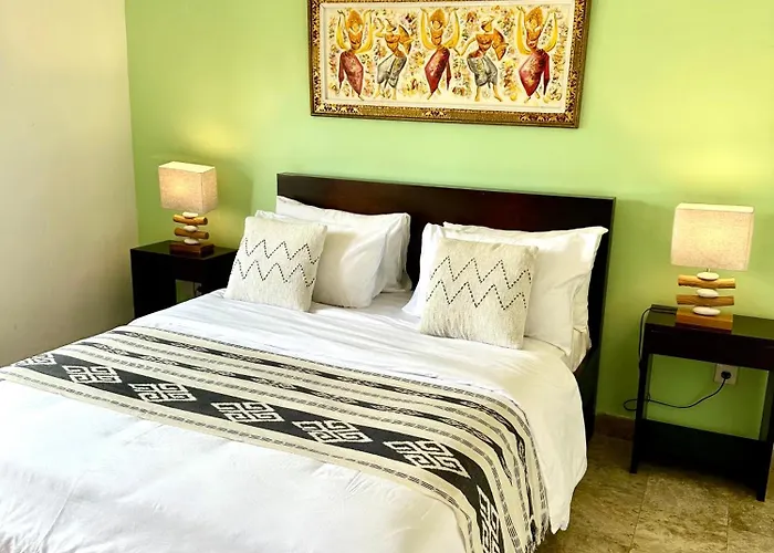 Ellies Hotel